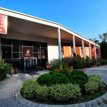 Veronika Hotel Tiszaújváros エクステリア 写真