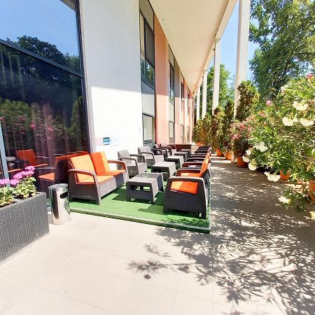 Veronika Hotel Tiszaújváros エクステリア 写真