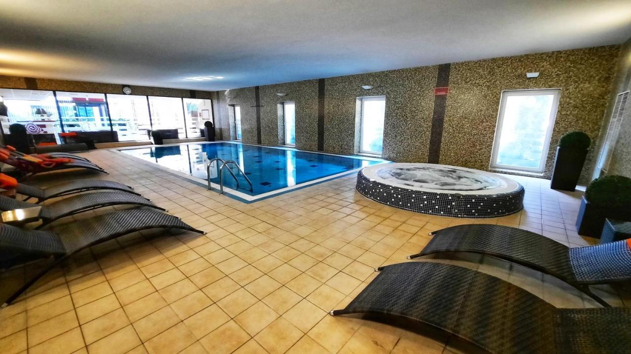Veronika Hotel Tiszaújváros エクステリア 写真