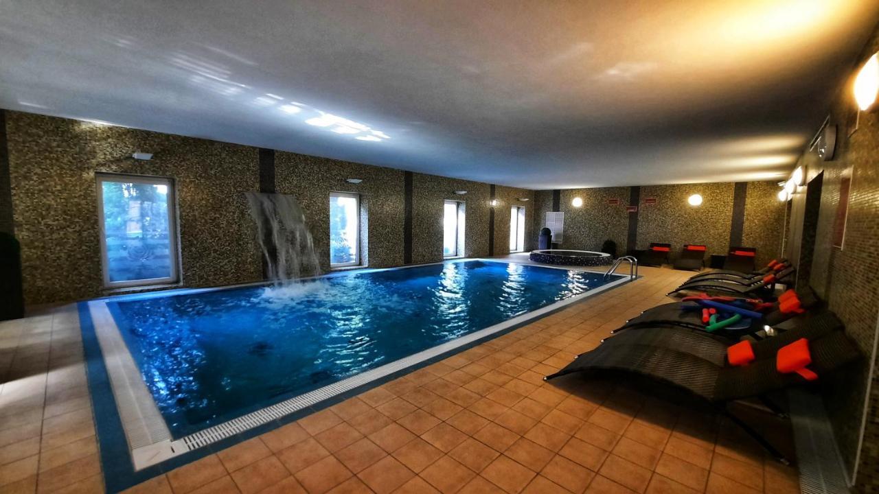 Veronika Hotel Tiszaújváros エクステリア 写真