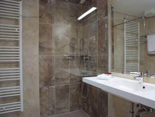 Veronika Hotel Tiszaújváros エクステリア 写真