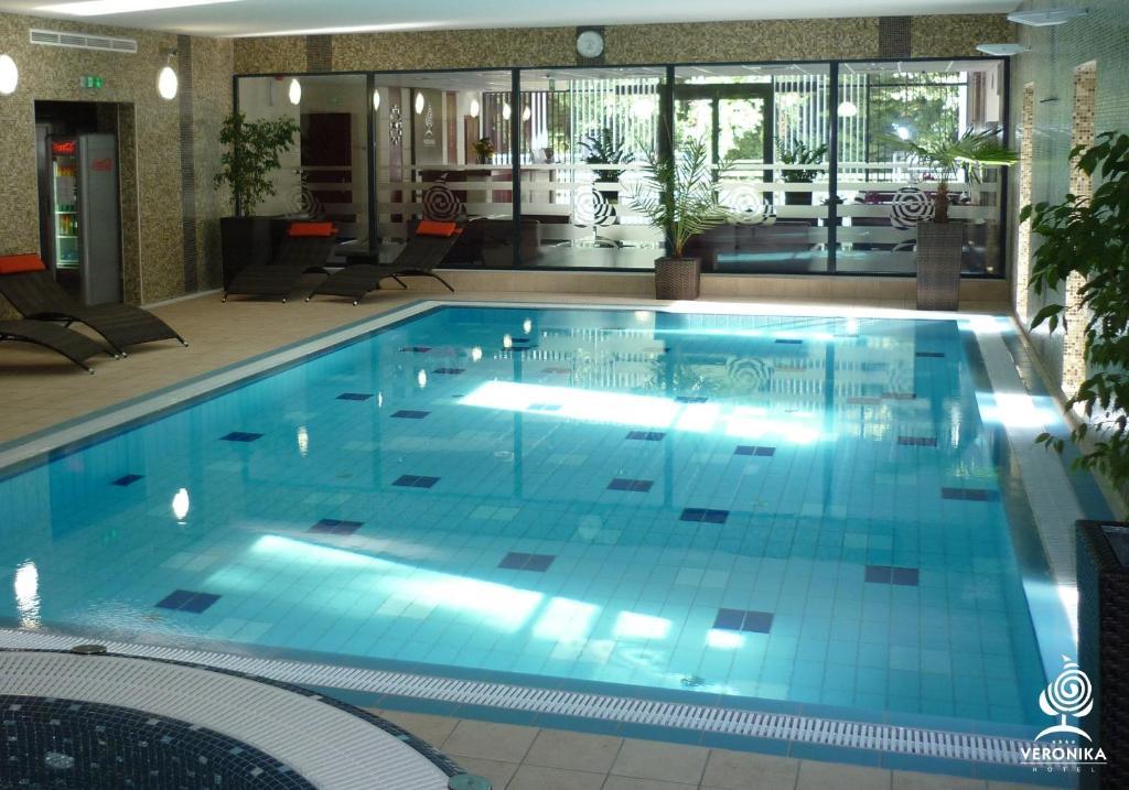 Veronika Hotel Tiszaújváros エクステリア 写真
