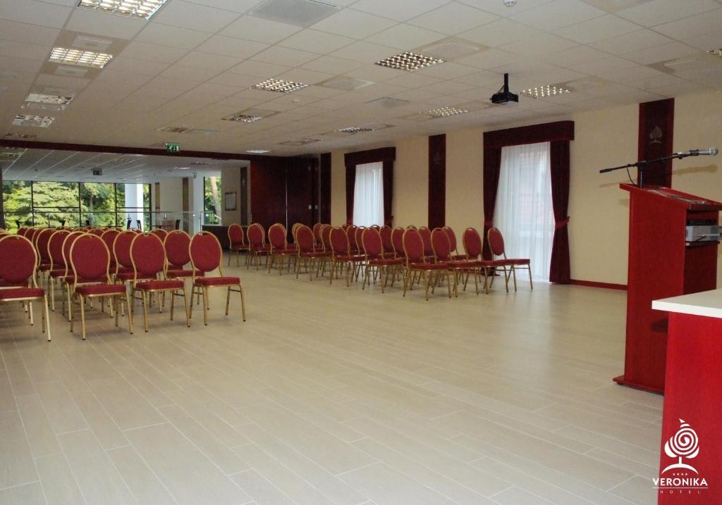 Veronika Hotel Tiszaújváros エクステリア 写真